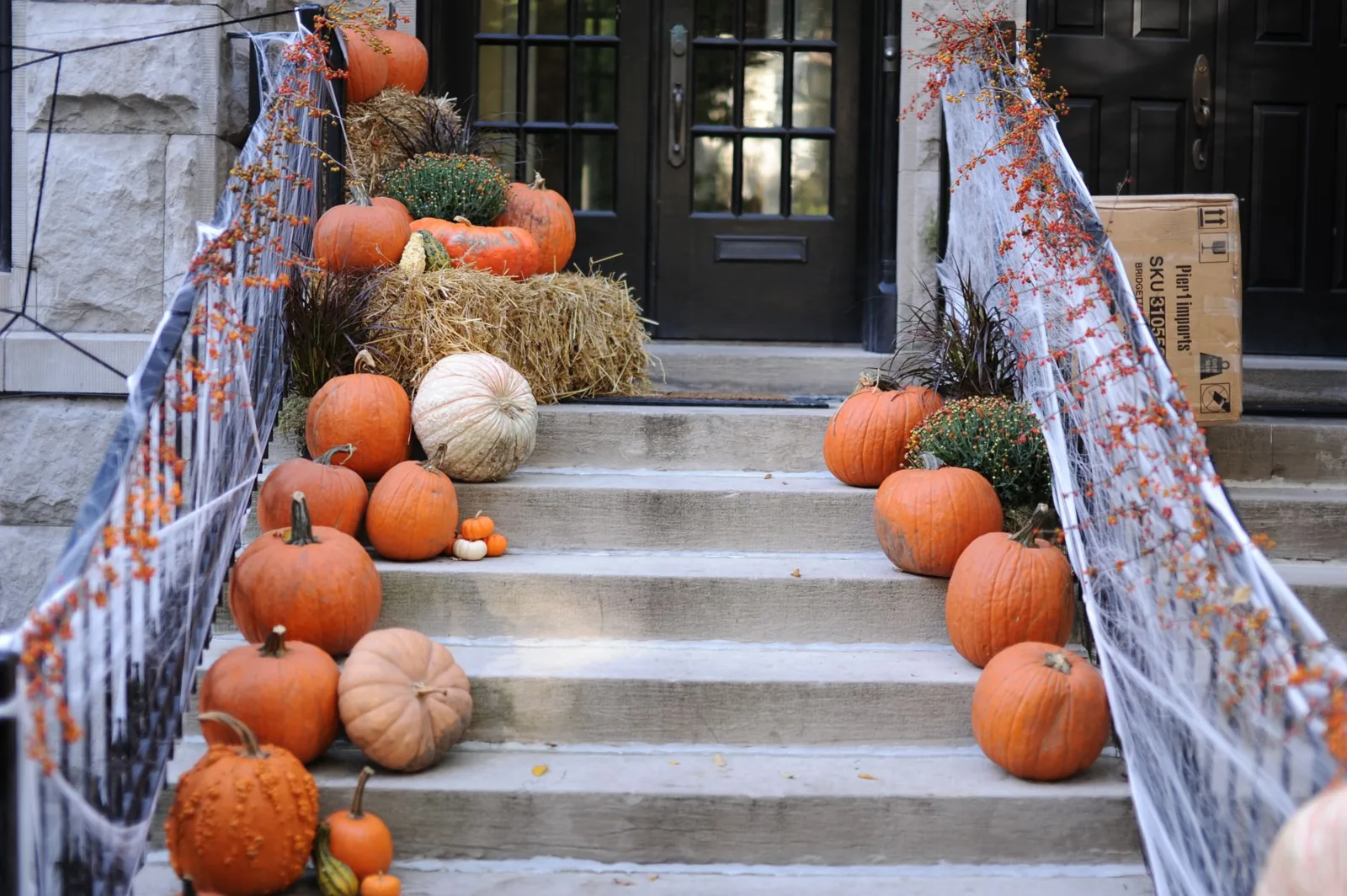 Front porch decorating ideas with cozy string lights and seating